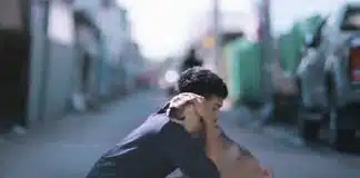 Vídeo mostra a reação dos cães de rua ao serem abraçados por jovem. Tente não se emocionar