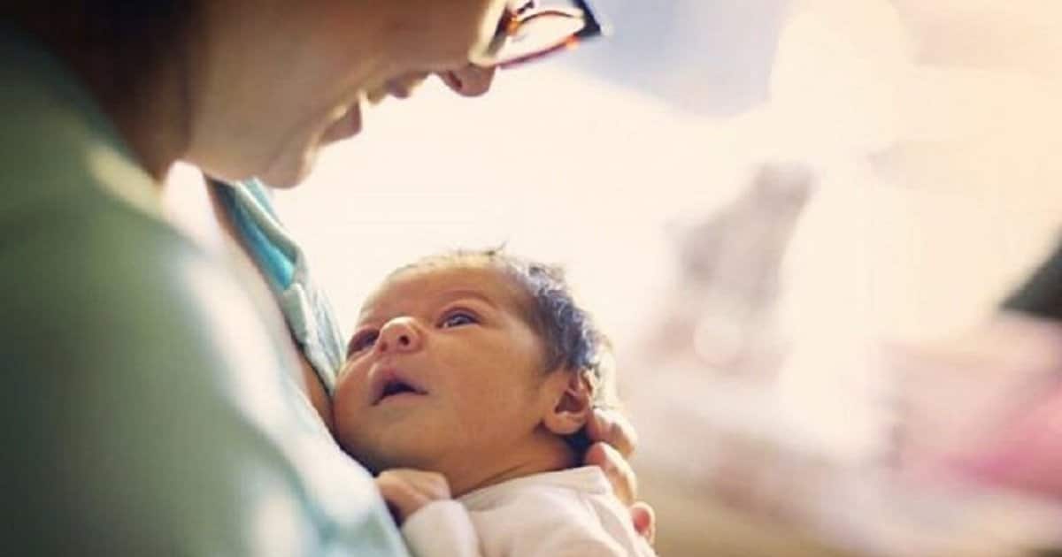 Você-pode-se-voluntariar-para-abraçar-bebês-viciados-em-drogas-para-ajudá-los-na-recuperação-696×402