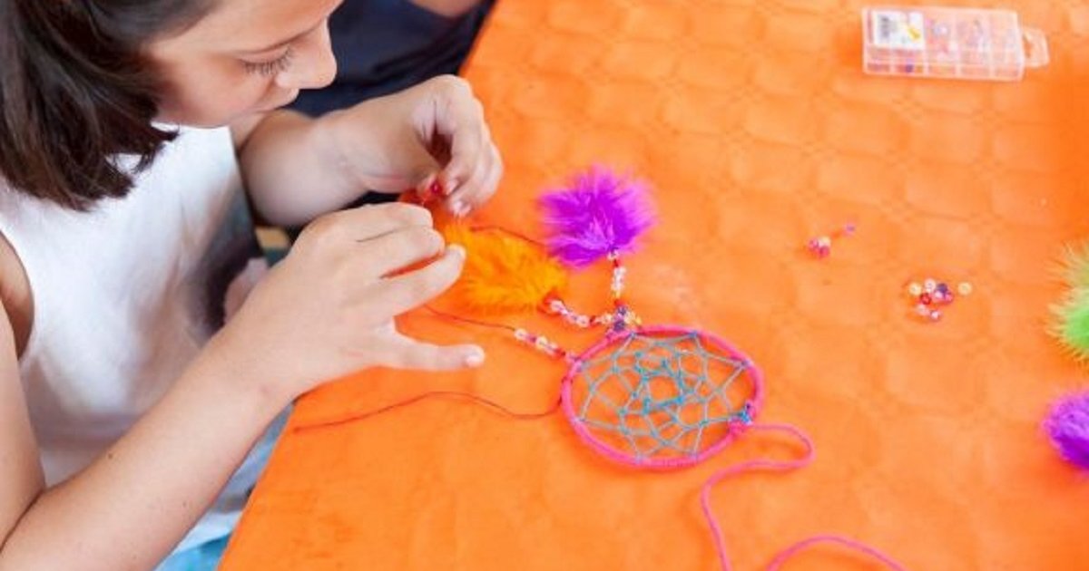 menina-fazendo-filtro-dos-sonhos-576×384