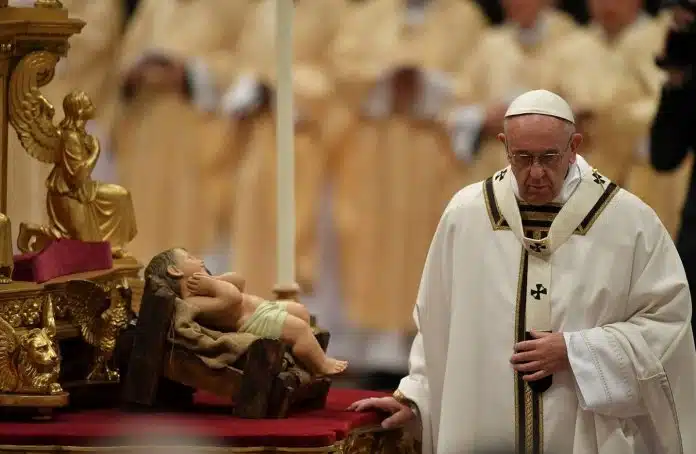 papa_francisco_missa_natal_161225114408 Papa Francisco: o sentido da vida não é estar cheio de coisas