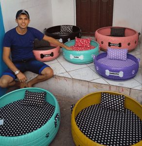 revistapazes.com - Jovem transforma pneus velhos em lindas caminhas para pets.