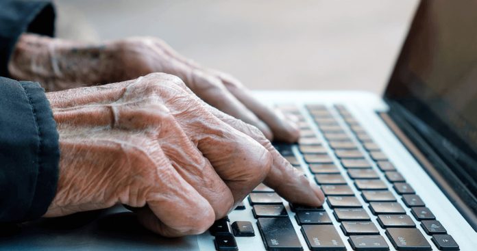 Computador ajuda a preservar memória e raciocínio de idosos, afirma estudo