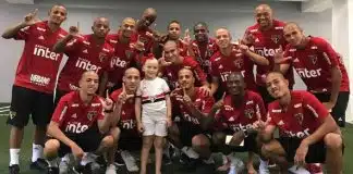Elenco do São Paulo raspa a cabeça em homenagem a torcedora com câncer