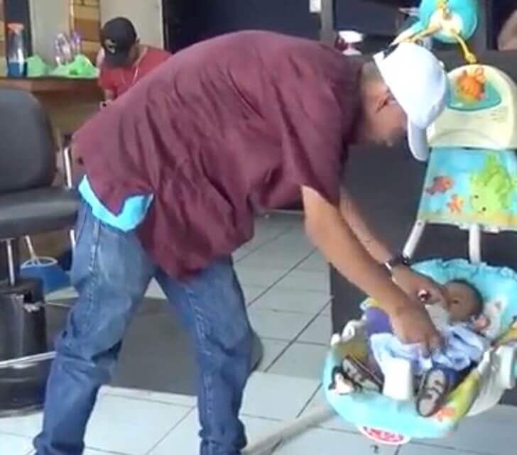 revistapazes.com - Ele cuida do seu bebê e o leva para o trabalho todos os dias. Sua namorada o deixou, mas ele não desistiu.