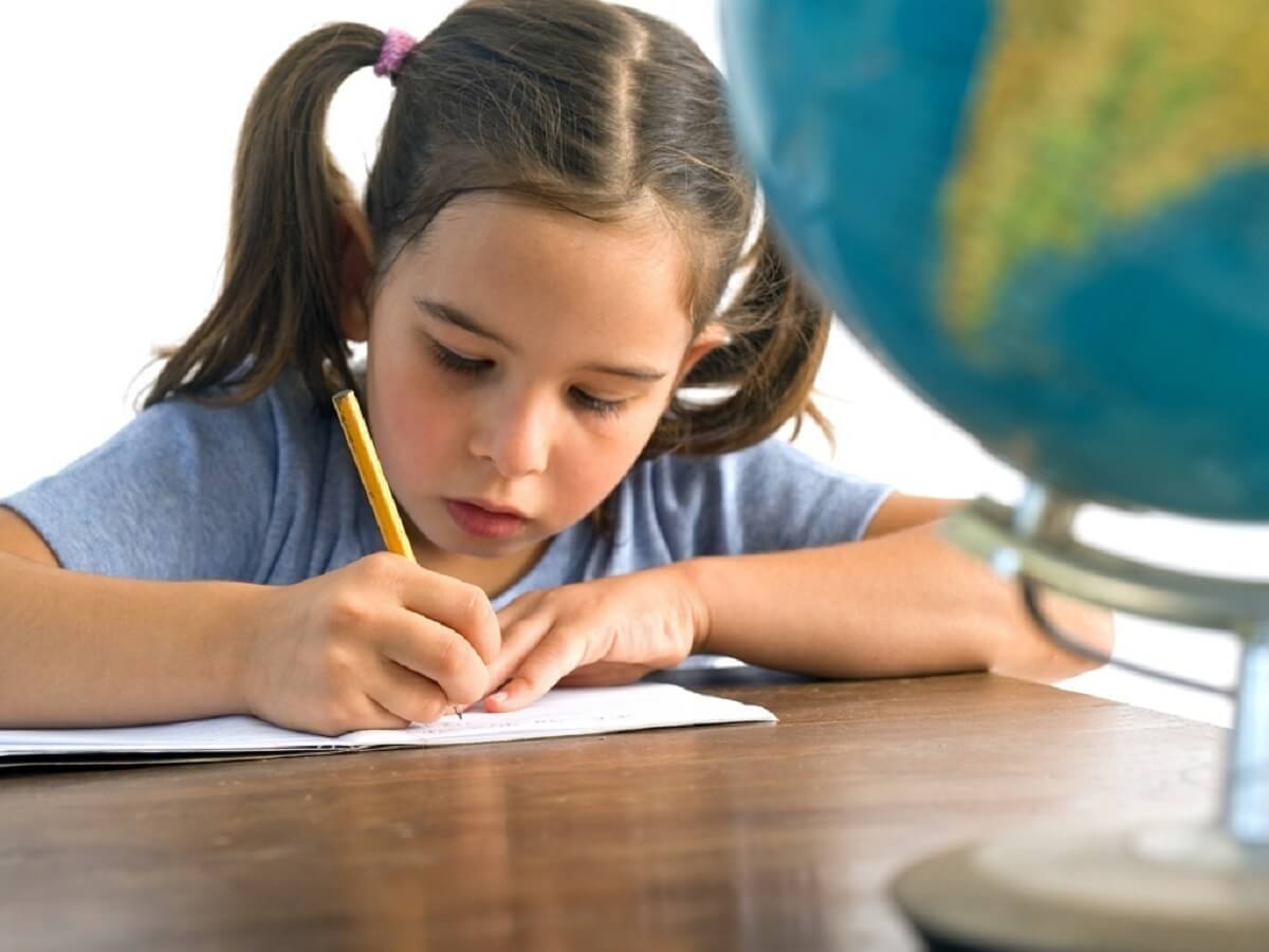 На приготовление домашнего задания ученица рассчитывала. Девочка за уроками. Девочка учит уроки. Девочка за домашним заданием. Ребенок учит уроки.