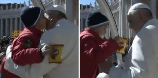 O dia em que um menino presenteou o Papa com um pacote de batatinhas