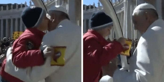 O dia em que um menino presenteou o Papa com um pacote de batatinhas