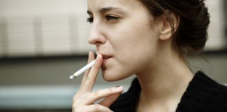Limpar a casa faz tão mal às mulheres como fumar 20 cigarros por dia