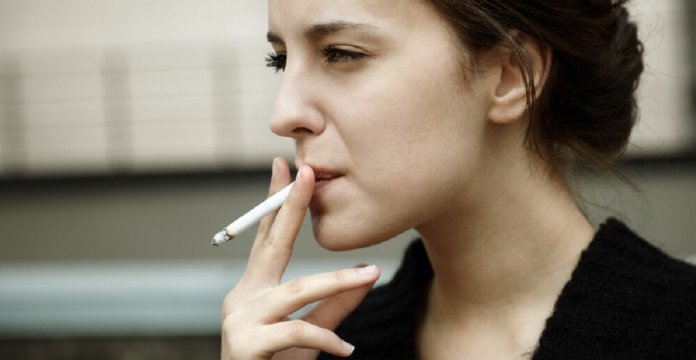Limpar a casa faz tão mal às mulheres como fumar 20 cigarros por dia