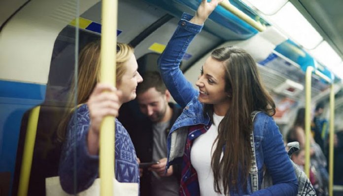 Pessoas mais felizes conversam com desconhecidos no transporte público