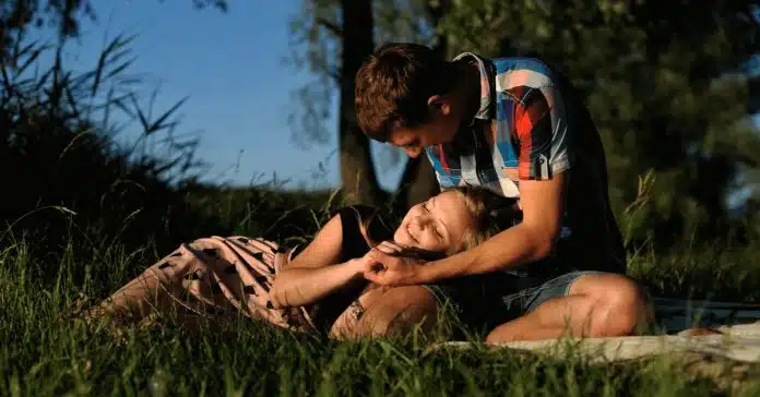 Untitled-design-16 E quando você estiver desistindo do amor, vai vir alguém e fazer você acreditar de novo.