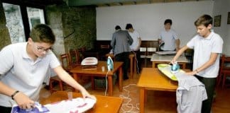 Colégio espanhol ensina meninos a cozinhar, limpar e passar roupa.