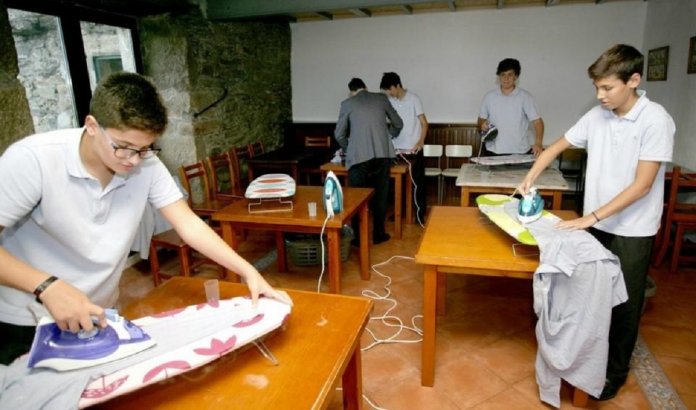 Colégio espanhol ensina meninos a cozinhar, limpar e passar roupa.