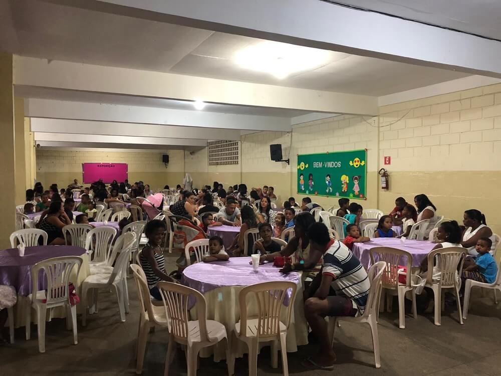 revistapazes.com - Casal  troca festa de casamento por jantar para famílias carentes no ES