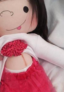 revistapazes.com - Ela fez bonecas com as mesmas características e singularidades que as crianças. Ajude a comemorar suas diferenças!