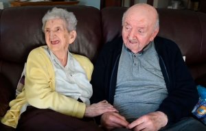 revistapazes.com - Idosa de 98 anos muda-se para lar de idosos para cuidar do seu filho de 80 anos