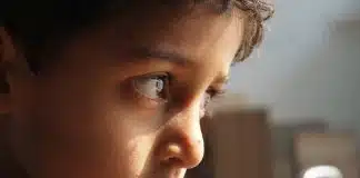 A crítica excessiva dos pais mutila o cérebro emocional de seus filhos