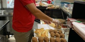 Refugiado sírio, emocionado, leva lanche à população de Brumadinho