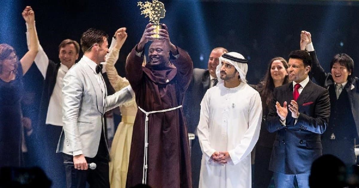 24mar2019-o-professor-queniano-peter-tabichi-venceu-o-premio-de-melhor-docente-do-mundo-oferecido-pela-fundacao-varkey-1553456320335_v2_900x506