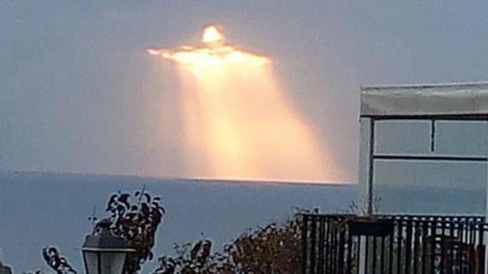 Internauta fotografa a imagem de Cristo entre as nuvens viraliza na internet