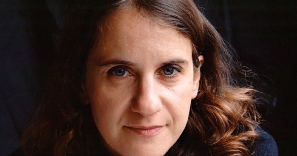 Esta-escritora-defende-que-filhos-não-trazem-felicidade“Os-meus-me-levaram-a-falência.”-696×392