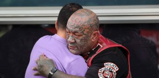 Grupo de motoqueiros montam guarda nas mesquitas de Nova Zelândia: “para que eles pudessem orar em paz sem medo”