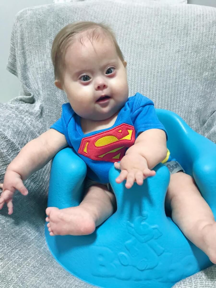revistapazes.com - Fantasiado de heróis, bebê com Síndrome de Down vira fenômeno na internet