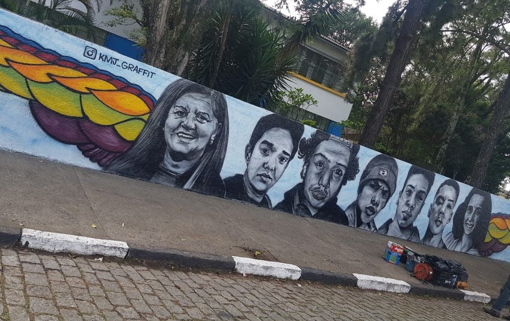 artista-plastico-francisco-kleison-finalizou-grafite-no-muro-da-raul-brasil-no-mesmo-dia-as-sete-vitimas-mortas-na-escola-foram-retratadas