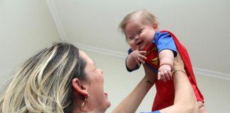 Fantasiado de heróis, bebê com Síndrome de Down vira fenômeno na internet