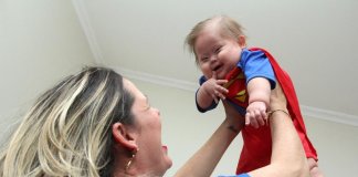 Fantasiado de heróis, bebê com Síndrome de Down vira fenômeno na internet