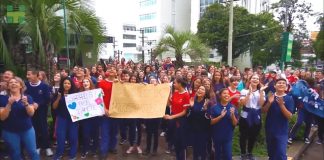 300 alunos vão para a porta do hospital cantar “parabéns” para a sua professora com leucemia