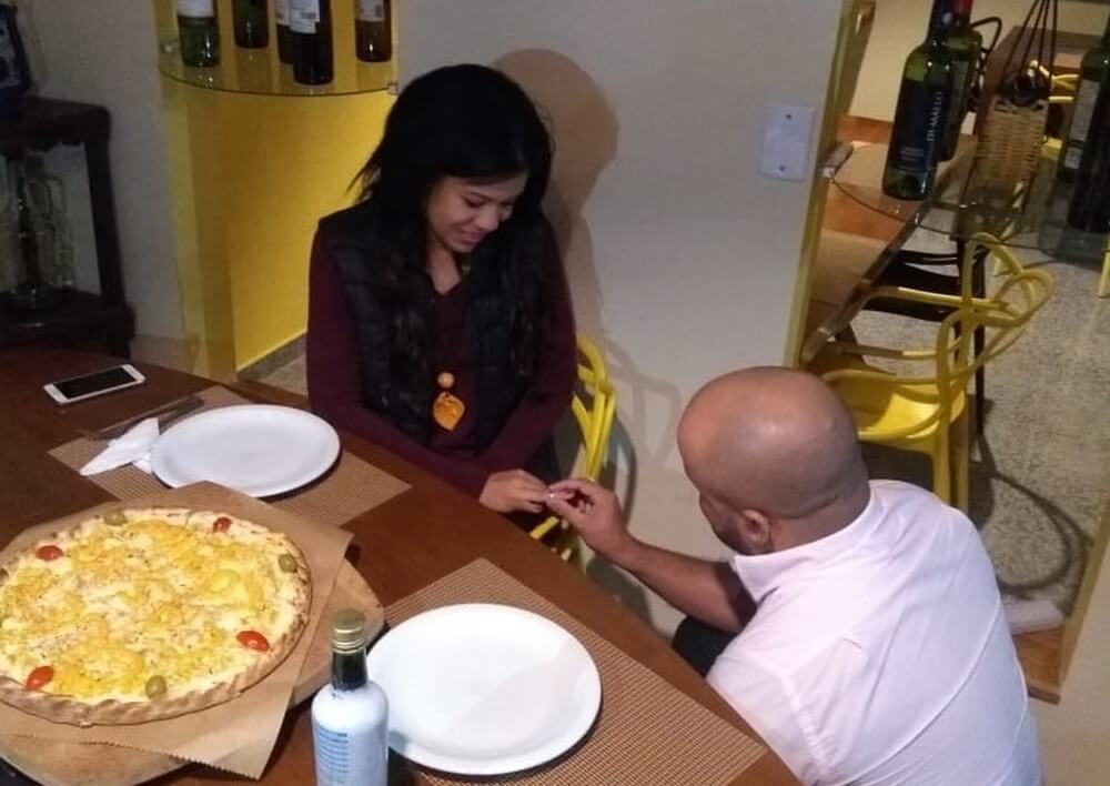 revistapazes.com - 'Quer casar comigo?': Jovem pede namorada em casamento com frase escrita em pizza