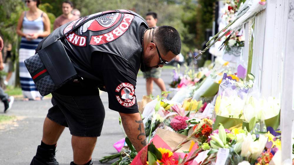 revistapazes.com - Grupo de motoqueiros montam guarda nas mesquitas de Nova Zelândia: "para que eles pudessem orar em paz sem medo"