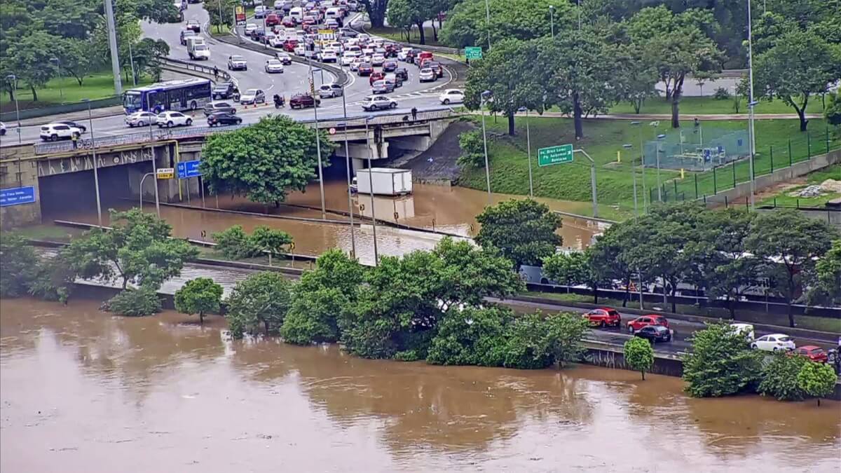 revistapazes.com - Heroi do dia: voluntário usa motoaquática e resgata cerca de 20 pessoas ilhadas pelas chuvas em SP