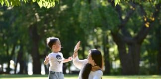 Aplaudir as conquistas de uma criança é encorajá-la a crescer