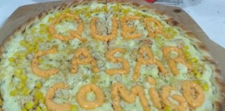 ‘Quer casar comigo?’: Jovem pede namorada em casamento com frase escrita em pizza