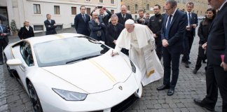 Carro de luxo doado ao Papa e leiloado vira ajuda para famílias no Iraque