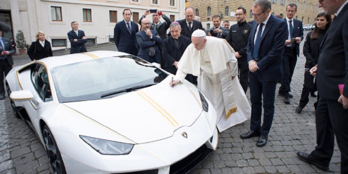 Carro de luxo doado ao Papa e leiloado vira ajuda para famílias no Iraque