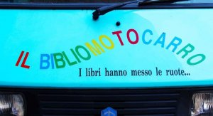 revistapazes.com - Adorável biblioteca sobre rodas leva livros para crianças na Itália que não tem acesso à leitura