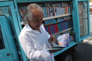 revistapazes.com - Adorável biblioteca sobre rodas leva livros para crianças na Itália que não tem acesso à leitura