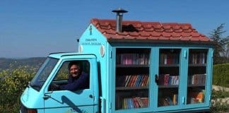 Adorável biblioteca sobre rodas leva livros para crianças na Itália que não tem acesso à leitura