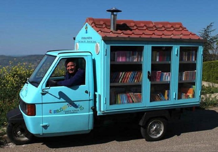 Adorável biblioteca sobre rodas leva livros para crianças na Itália que não tem acesso à leitura