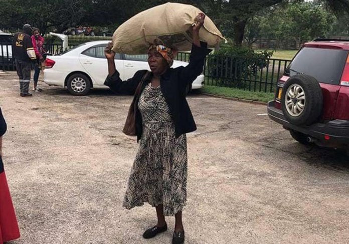 Idosa que viralizou por ter ajudado vítimas do ciclone em Moçambique ganha casa e pensão vitalícia de bilionário