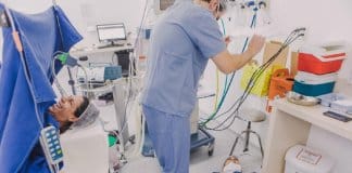 Pai desmaia após nascimento do filho em SC, mãe dá risada e foto viraliza