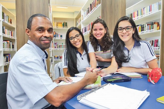 Porteiro aprende com alunos e é aprovado em faculdade