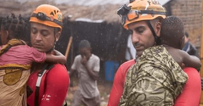 Bombeiros de Brumadinho ajudam vítimas do ciclone Kenneth em Moçambique
