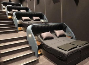 revistapazes.com - Sala de cinema substitui assentos comuns por camas de casal