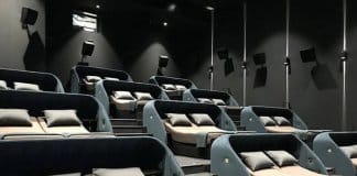 Sala de cinema substitui assentos comuns por camas de casal
