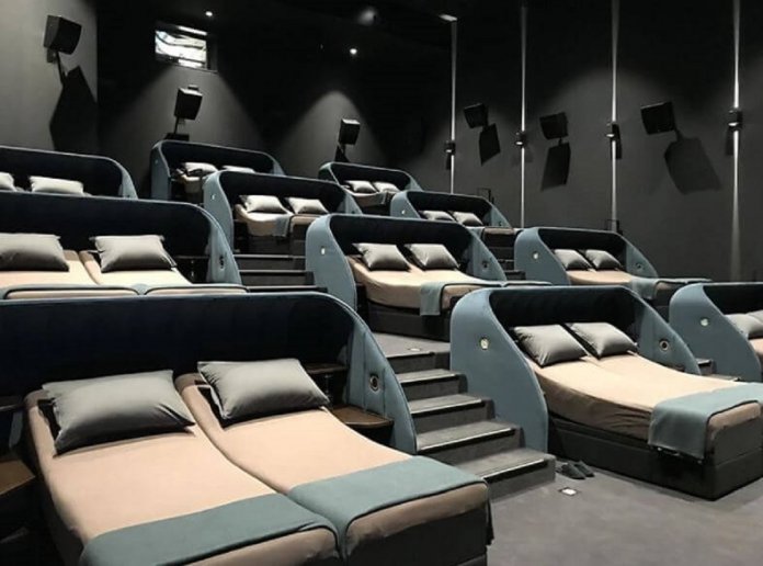 Sala de cinema substitui assentos comuns por camas de casal
