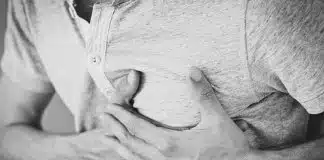 Pesquisadores alertam: Jantar tarde e pular café eleva risco de morte em vítimas de infarto